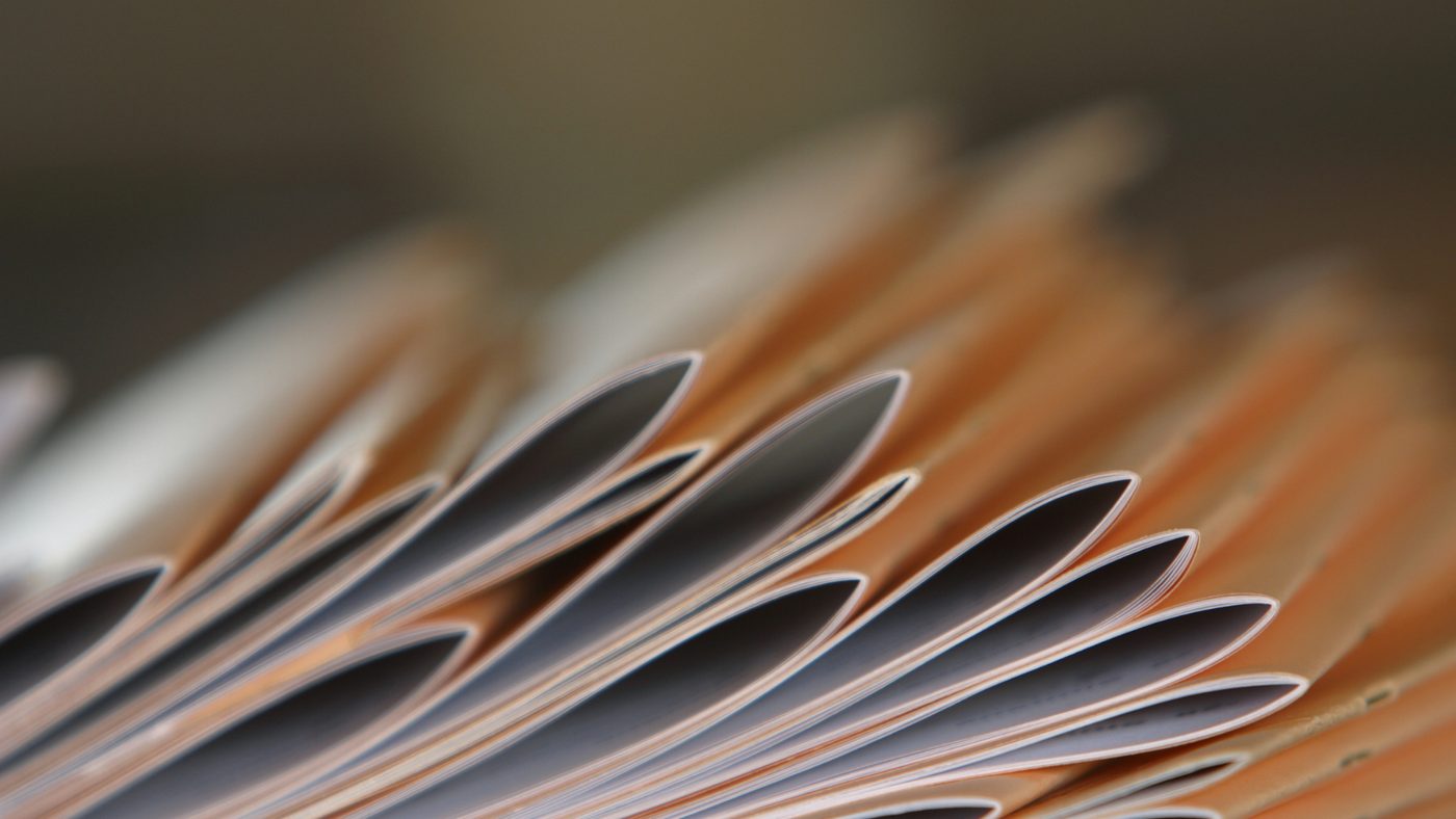 Nous avons audité 50 livrets d'accueil : les 7 erreurs qui reviennent tout le temps