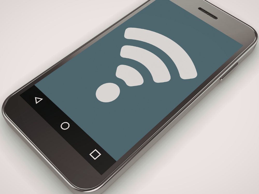 Voyageur consultant son livret d'accueil digital sur son smartphone
