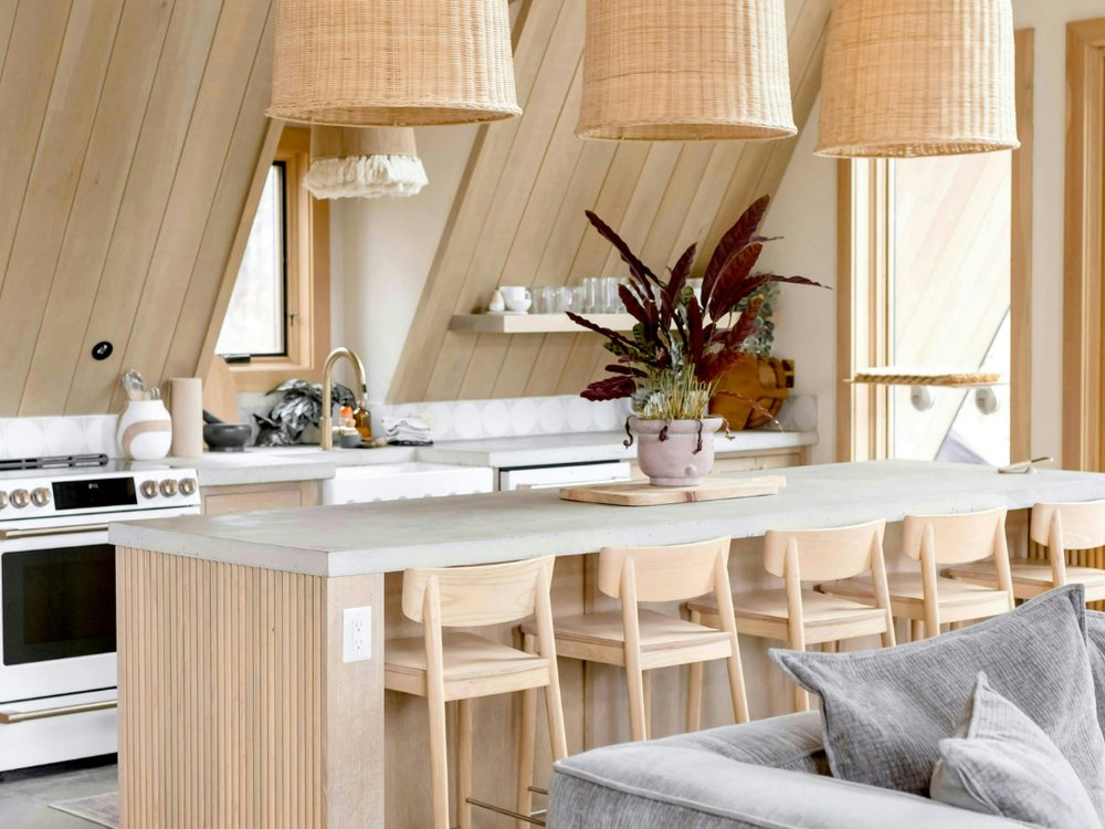 Intérieur épuré d'un logement de location saisonnière