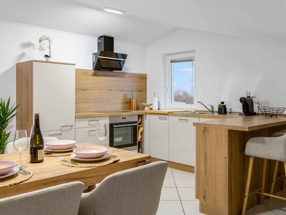 Intérieur d'un logement de location avec ses équipements