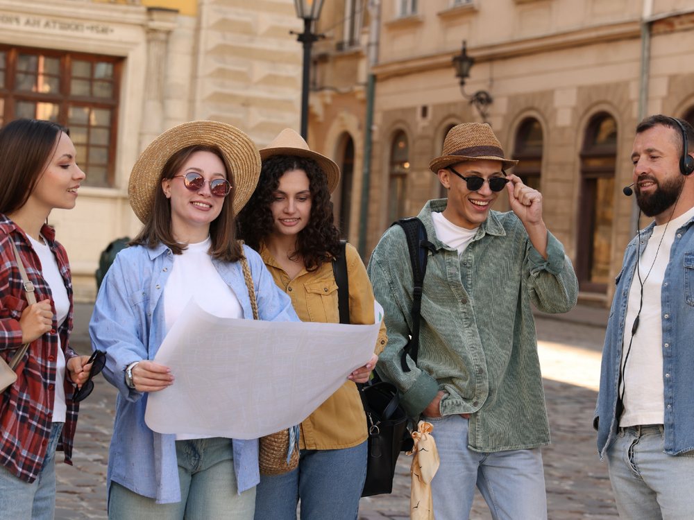 Voyageurs internationaux consultant leurs informations de séjour