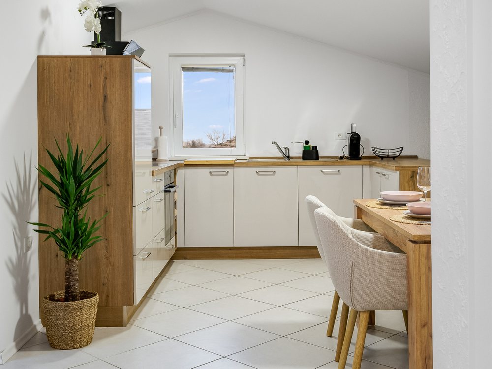 Intérieur lumineux personnalisé d'une location de vacances