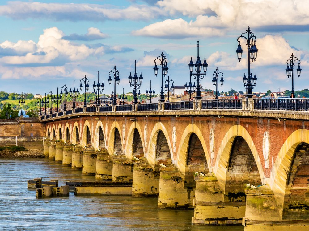 Ville touristique où sont proposés services et activités aux voyageurs