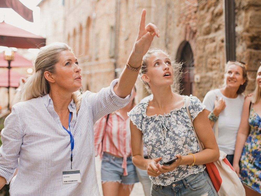 Groupe de voyageurs internationaux accueillis dans un hébergement touristique