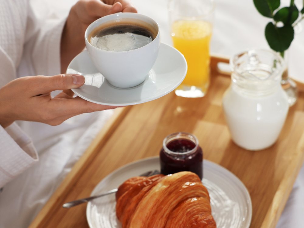 Petit-déjeuner servi en chambre, service additionnel proposé aux voyageurs